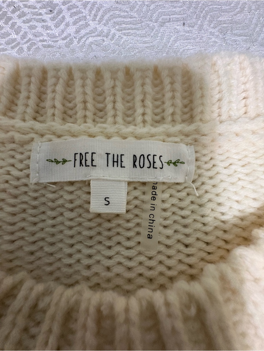 FREE THE ROSES Sweater Size Small - Picture 3 of 11